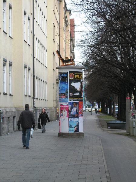 IMG_1308.JPG - Wozu die Säule unter dem Stuhl?